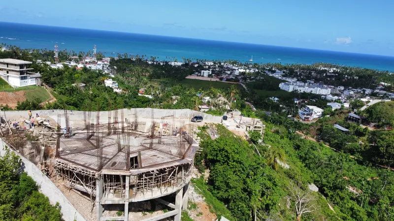 Vue aérienne d'un chantier sur les hauteurs de Las Terrenas, face à la mer