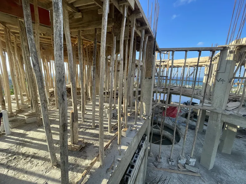 Étais en bois sous la dalle, avec vue sur la mer