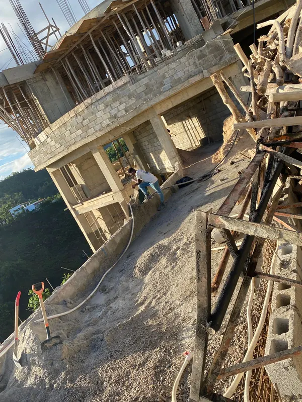 Murs en blocs de béton sur un terrain en pente