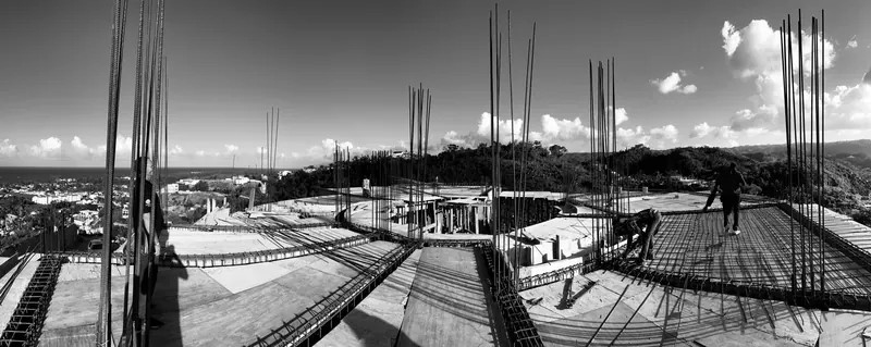 Panorama de la dalle en cours de ferraillage, vue sur la mer