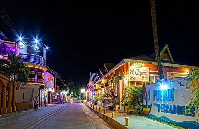 Centre de Las Terrenas le soir, à l'entrée du Pueblo de los Pescadores